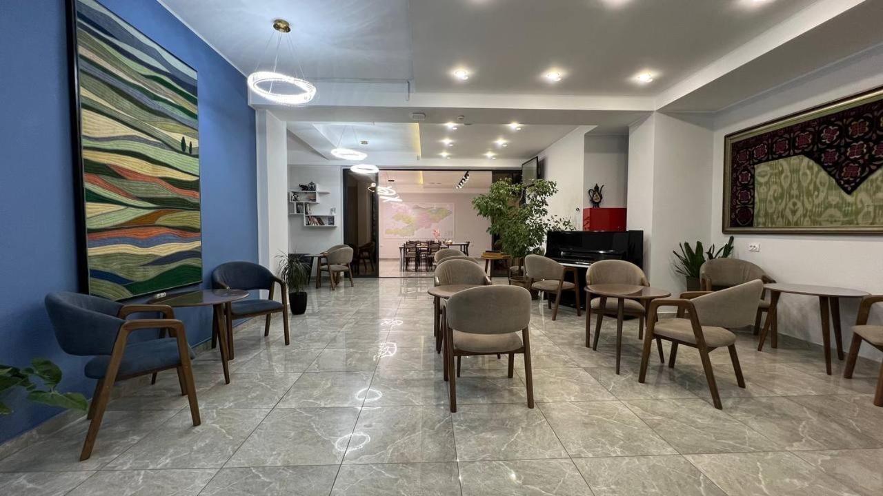 Compass Hostel Bishkek Bagian luar foto