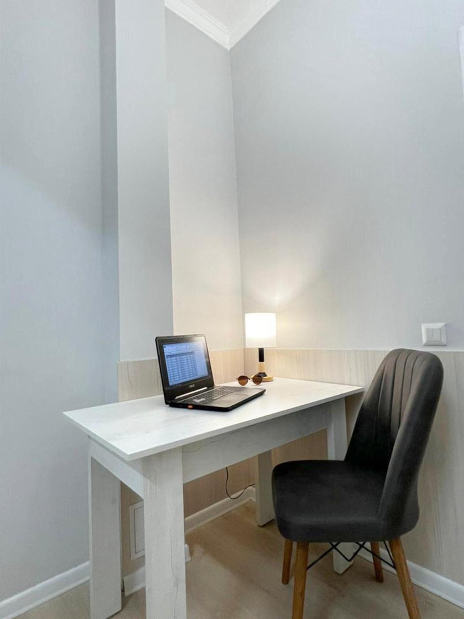 Compass Hostel Bishkek Bagian luar foto