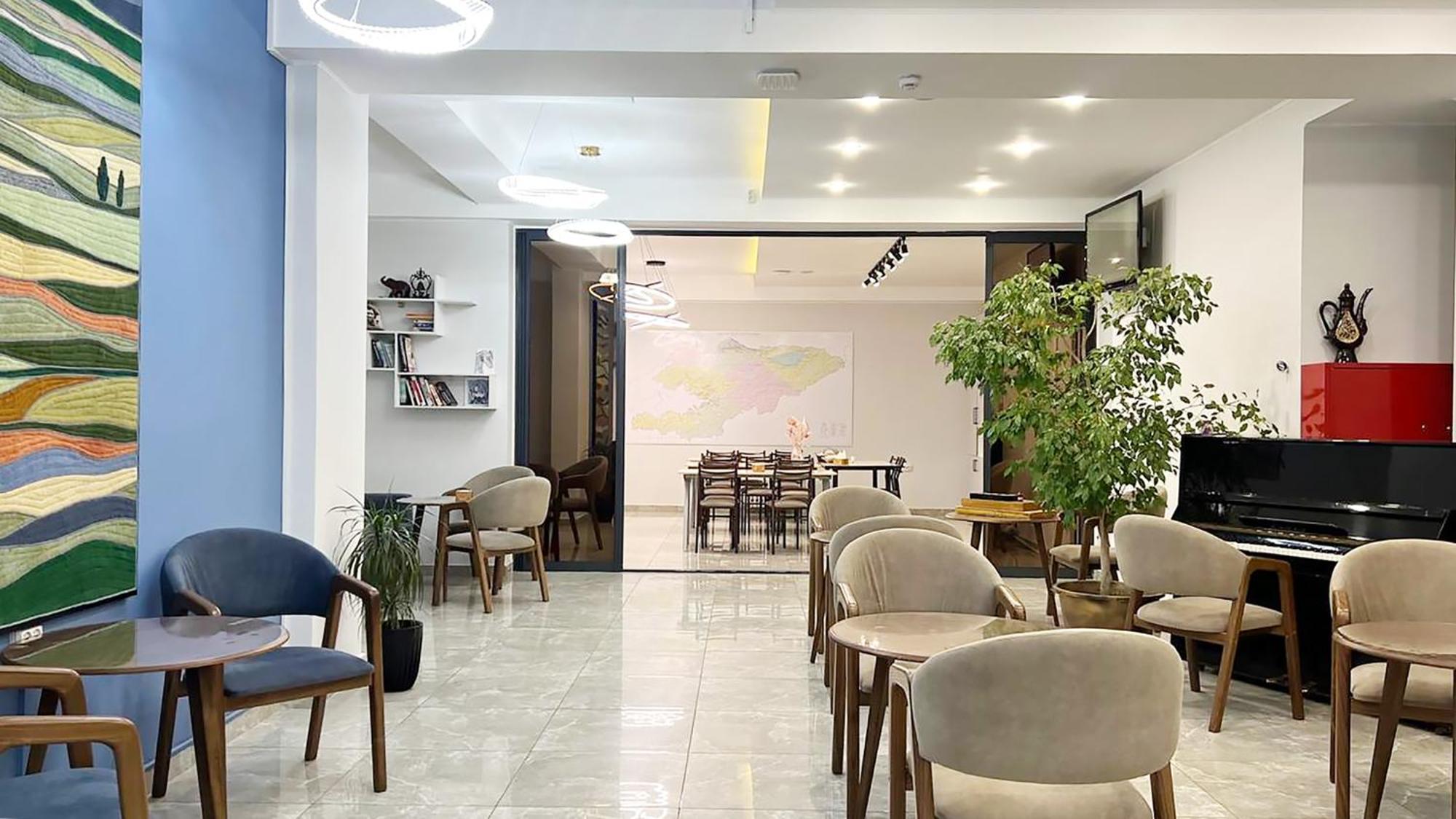 Compass Hostel Bishkek Bagian luar foto